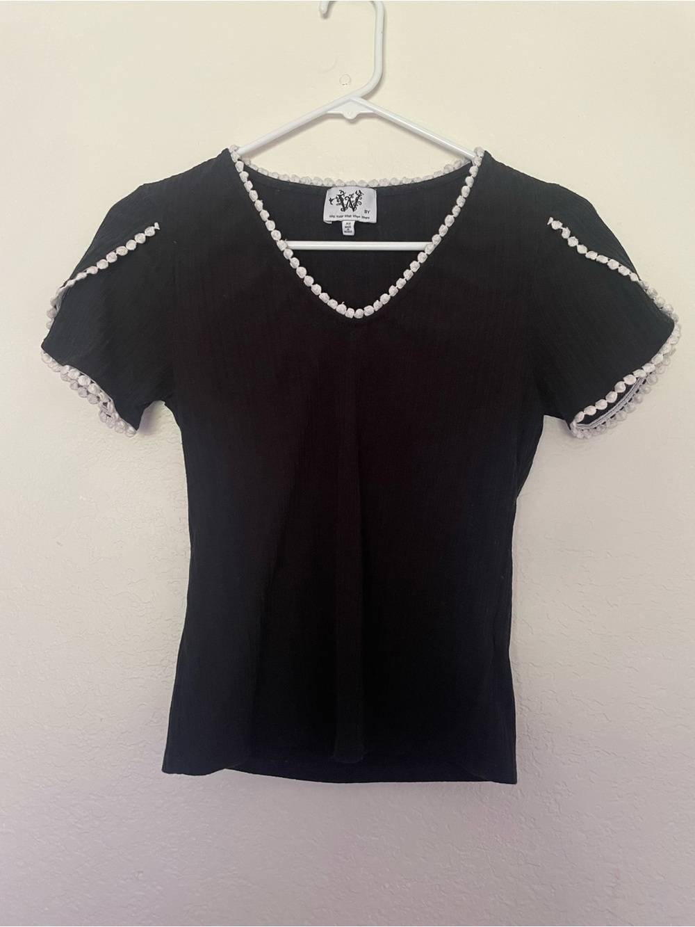 Cropped black tee with knitted pompoms